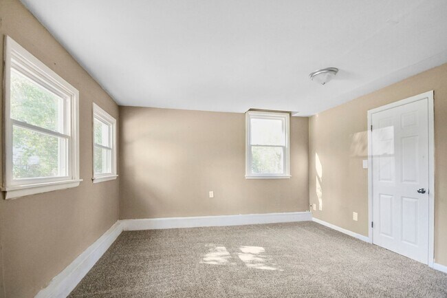 Building Photo - Pet Friendly Four Bedroom!