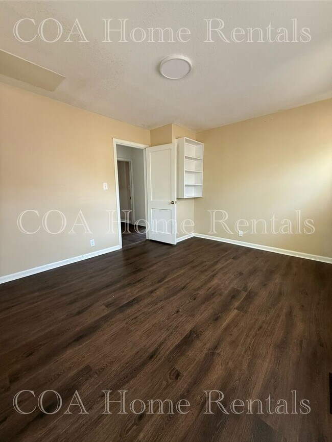 Building Photo - 1109 N Custer St