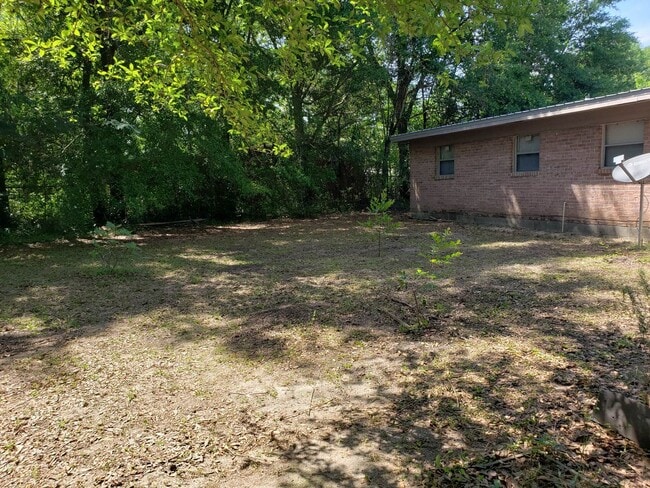 Building Photo - 3 bed 1 bath house with garage