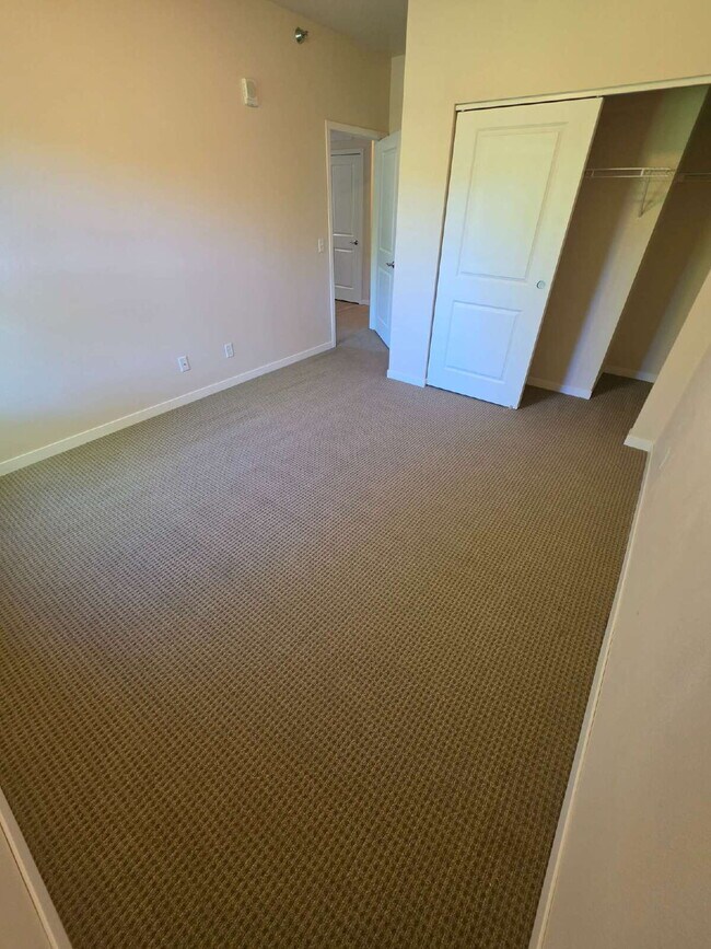 Building Photo - 2 Bedroom | 1 Bathroom 2nd Floor Apartment Available OCTOBER 1ST!