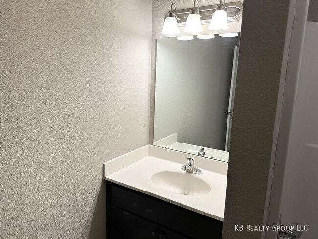 Building Photo - 2 Bed Townhome in Belton; Raymore-Peculiar...