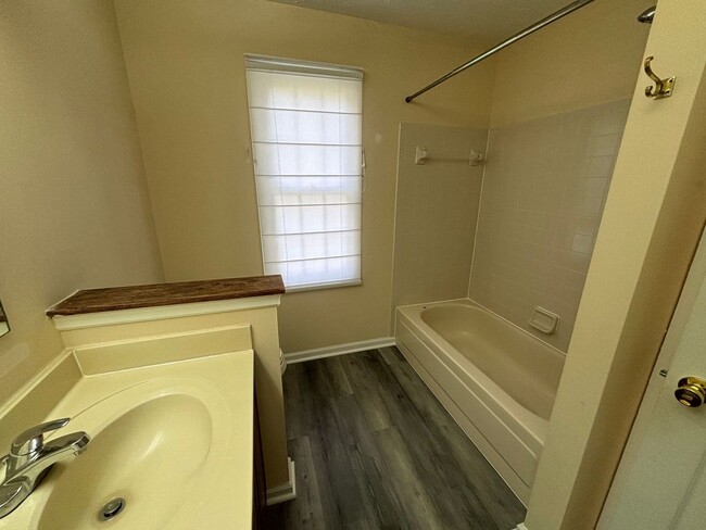 Building Photo - Updated - 2BD/2BA on 2nd floor with Balcony!
