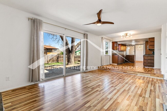 Building Photo - Beautiful Updated Home Conveniently locate...