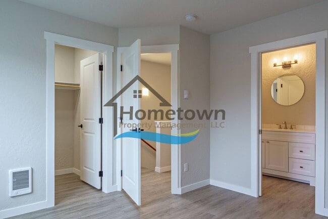 Building Photo - 3 Bedroom Home with 1.5 Bathrooms and an A...