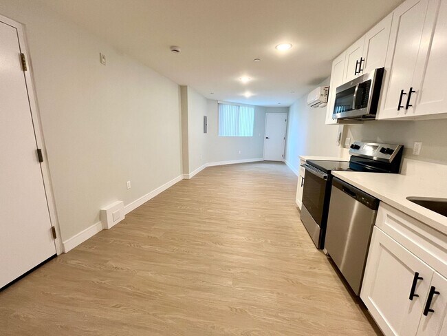 Interior Photo - 747 Gayley Ave