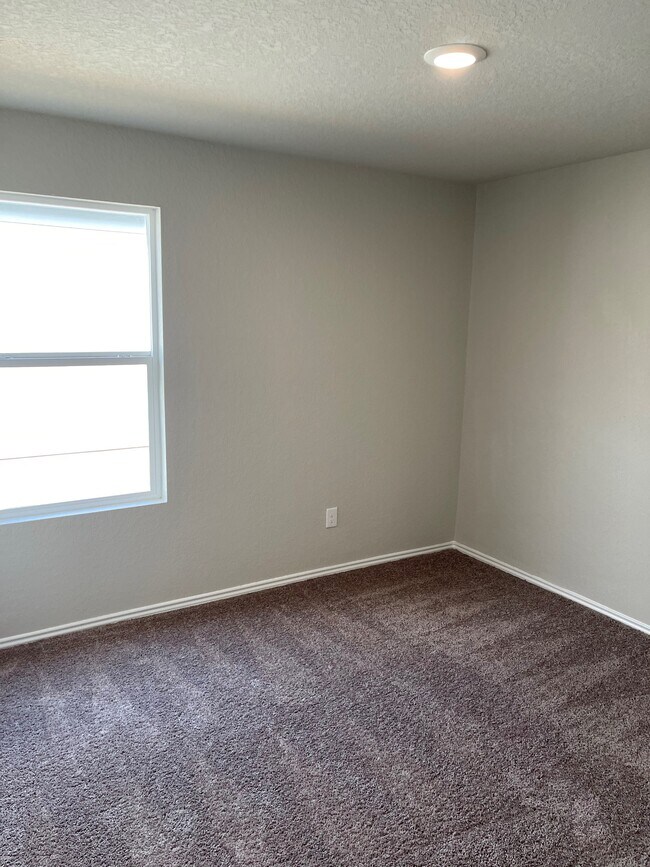 Building Photo - 10543 McClintock Dr