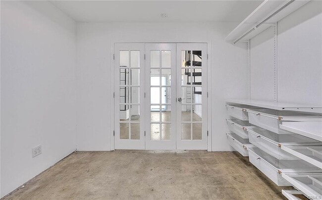 Building Photo - 1135 N La Brea Ave
