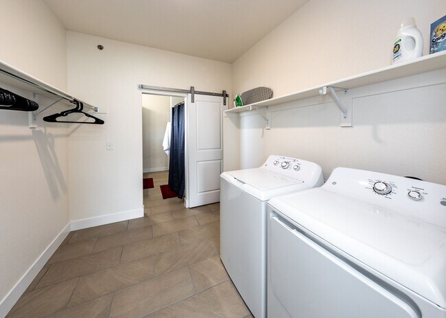 Building Photo - Westside 1 bed, 1 bath Luxury Apartment near Garden of the Gods