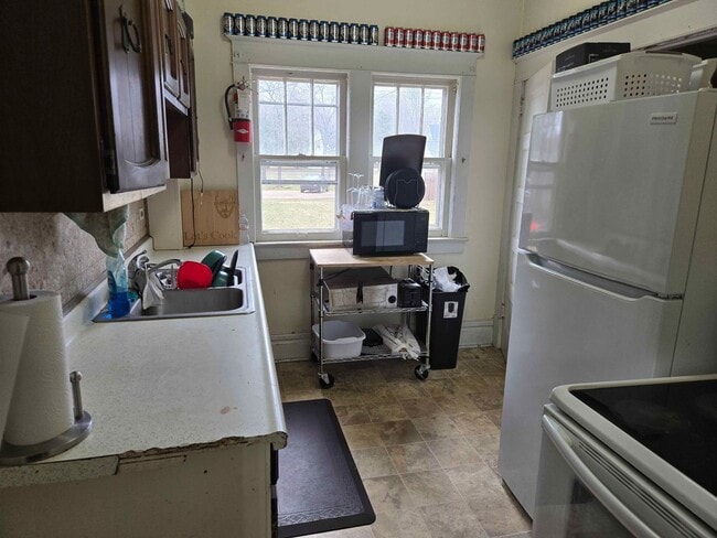 Building Photo - 1602 8th St E