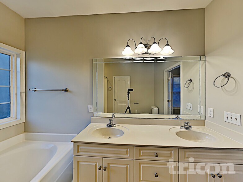 Building Photo - 1015 Golf View Way