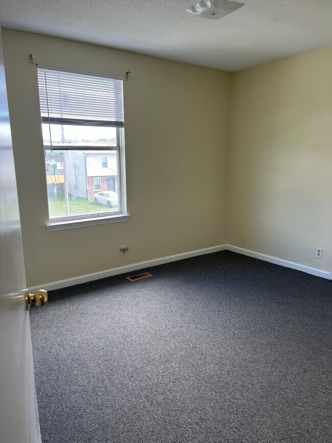 Building Photo - 3617 Willow Creek Ct