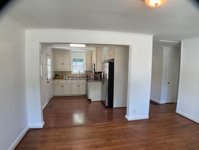 Building Photo - Adorable Bungalow Next to Downtown Raleigh!