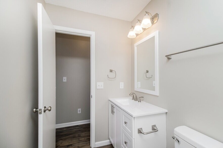 Building Photo - 113 Daventry Pl