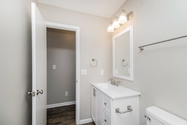 Building Photo - 113 Daventry Pl