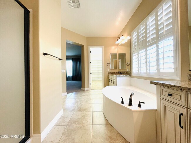 Building Photo - 3104 E Wildhorse Ct