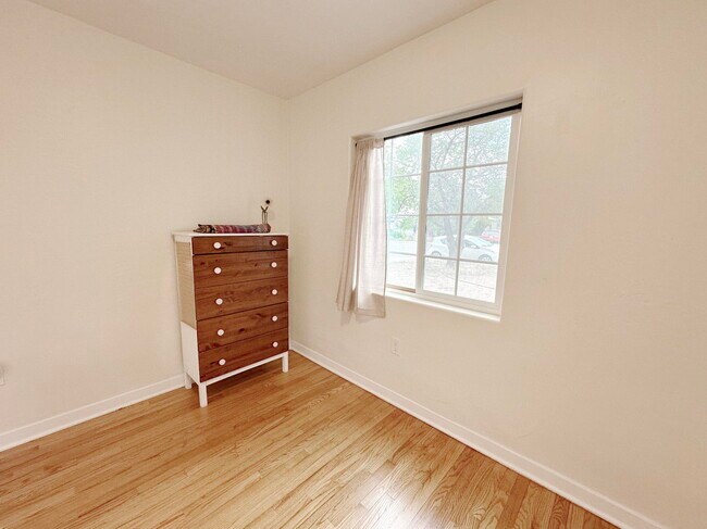 Building Photo - 801 Solano Dr NE