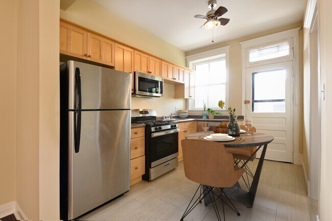 Building Photo - 833 W Wellington Ave