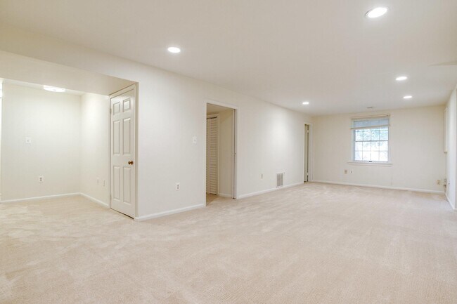 Building Photo - 1646 Montmorency Dr