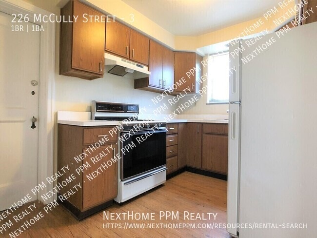 Building Photo - 226 McCully St