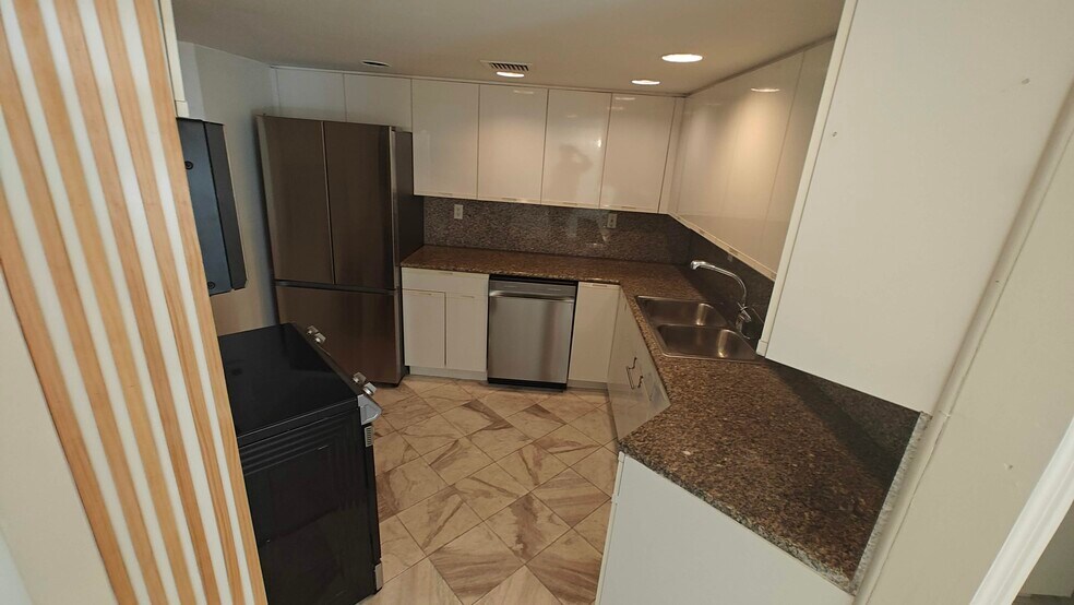 Building Photo - 825 Brickell Bay Dr