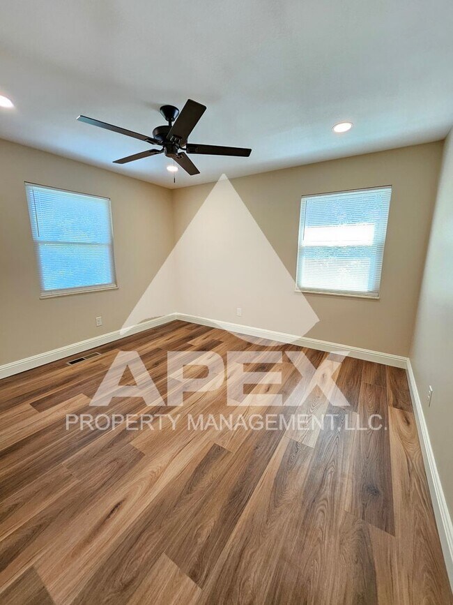 Building Photo - Renovated - 2 Bd 2.5 Ba Townhouse Duplex w/Huge Bonus room and oversized 1-car garage in West Kno...