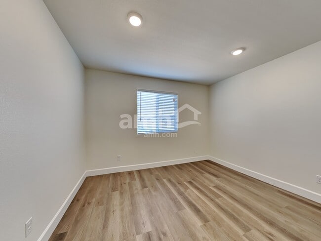 Building Photo - 127 Charmante Tulip Ln