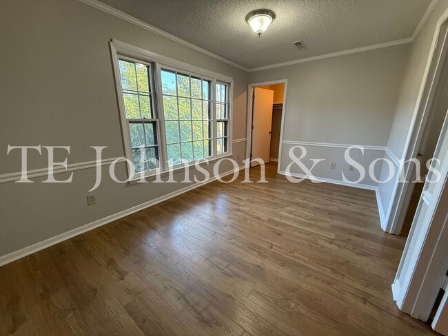 Building Photo - Charming 2-Bedroom with Fireplace & Modern...