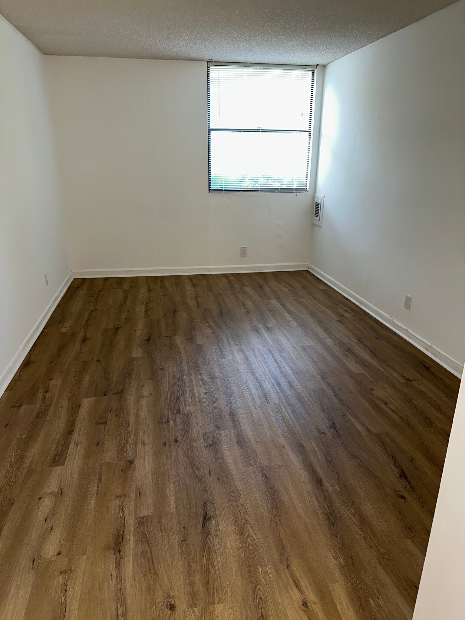 Building Photo - 2771 Riverside Dr
