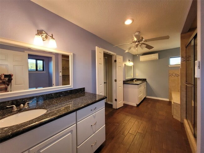 Building Photo - 2428 Parkview Dr