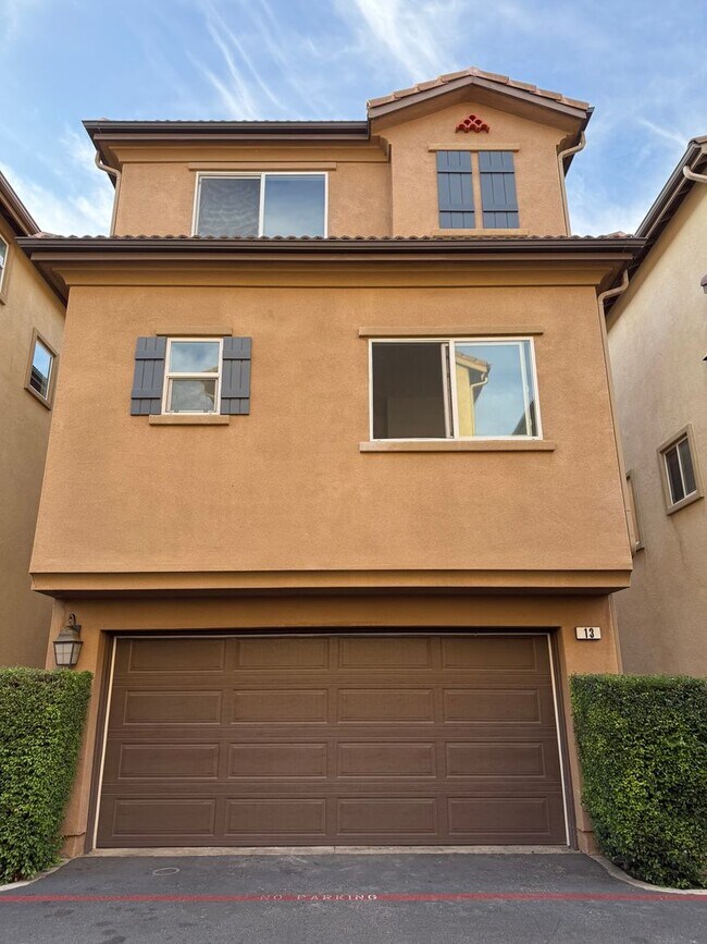 Primary Photo - Spacious 4Bed/4Bath