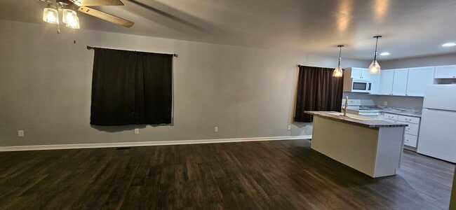 Building Photo - 104 N Main St