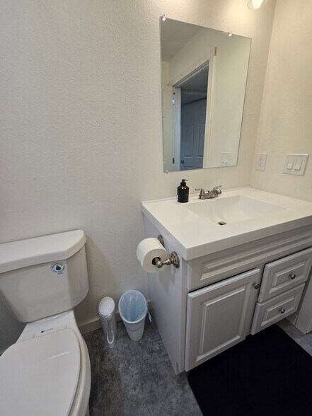 Building Photo - 481 Green Tree Dr
