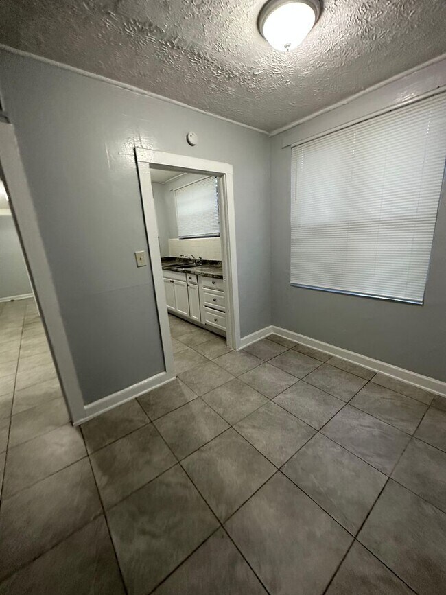 Building Photo - 1923-1925 Ella St