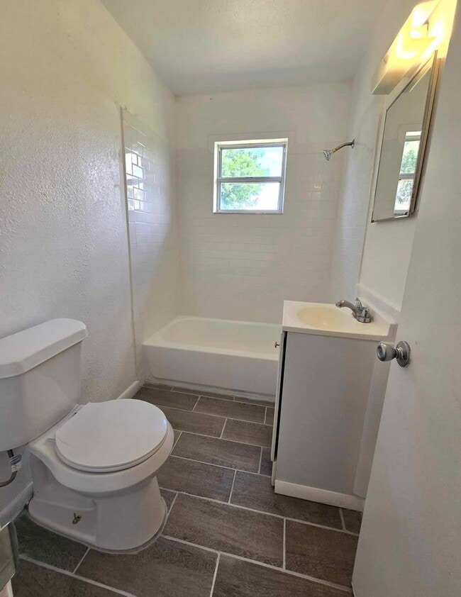 Building Photo - 3 bed/1 bath now available for RENT