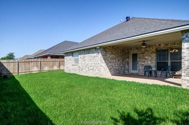 Building Photo - Available August 2026! Beautiful 5 Bed/4 B...