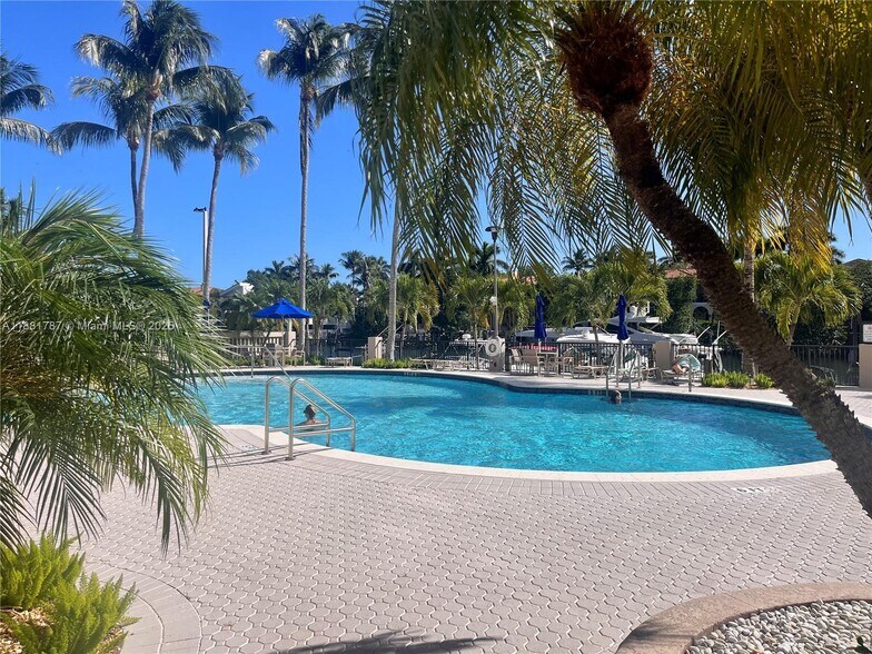 Building Photo - 90 Edgewater Dr