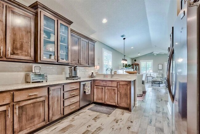 Building Photo - 1121 E Maxwell St