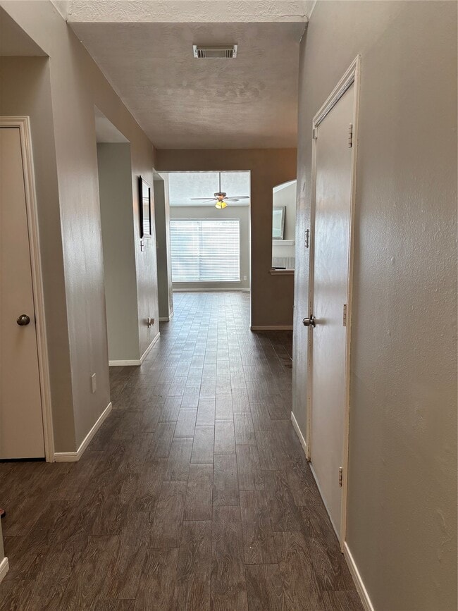 Building Photo - 1702 Oak Ridge Dr