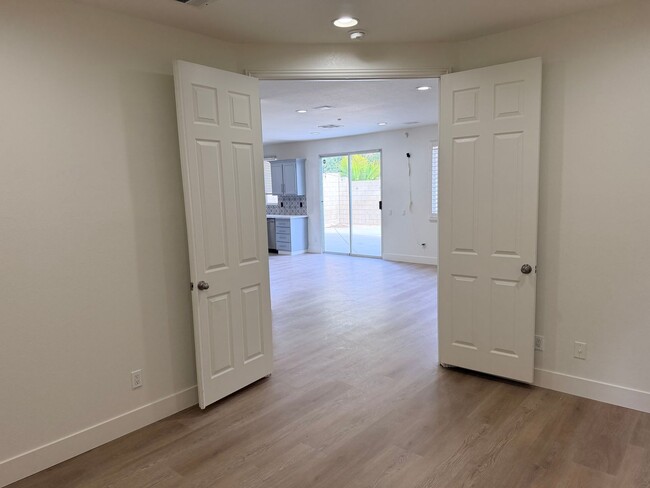 Building Photo - Amazing 5 bedroom home for rent in North Fontana