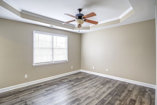 Building Photo - 3 Bedroom Home with Large Fenced in Yard, 2 Car Garage & Bonus Room!