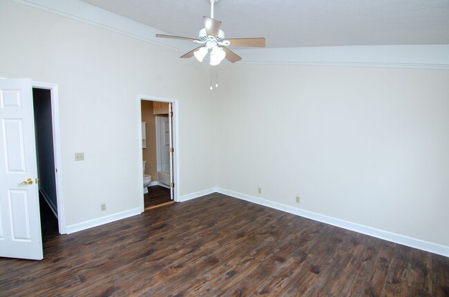 Building Photo - Convenient Bellevue Townhome