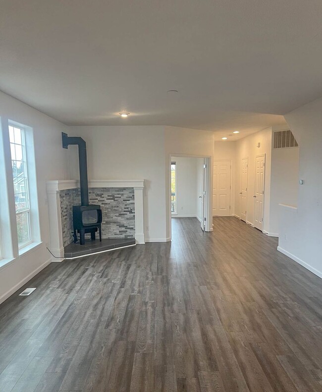 Building Photo - Beautiful West Linn Home in a Quiet, Desirable Neighborhood