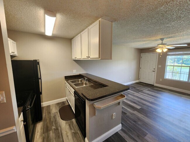Building Photo - Water Front- 2nd Floor- 1 Bedroom 1 Bath f...