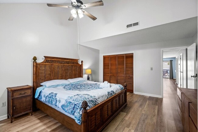 Building Photo - *** Beautifully Appointed & Furnished, Medium Term Rental W/Feb Move in Special***$400 off the fi...