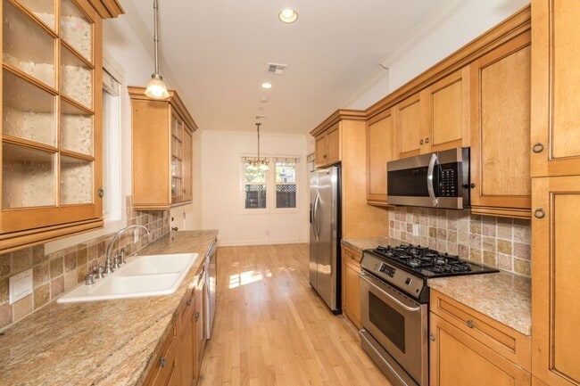 Building Photo - Beautifully Maintained 3 Bed/2.5 Bath Craf...