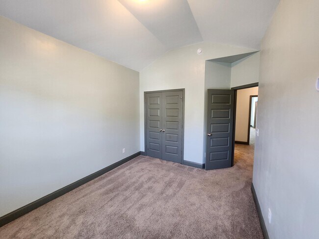 Building Photo - 5814 Whispering Pnes Wy