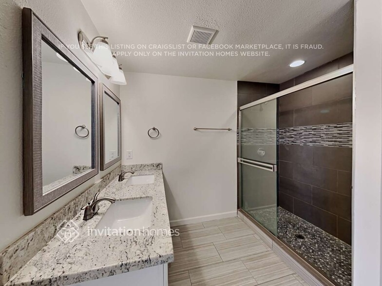 Building Photo - 422 E Papago Dr