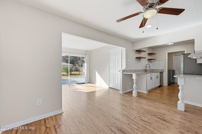 Building Photo - 335 Palos Ct