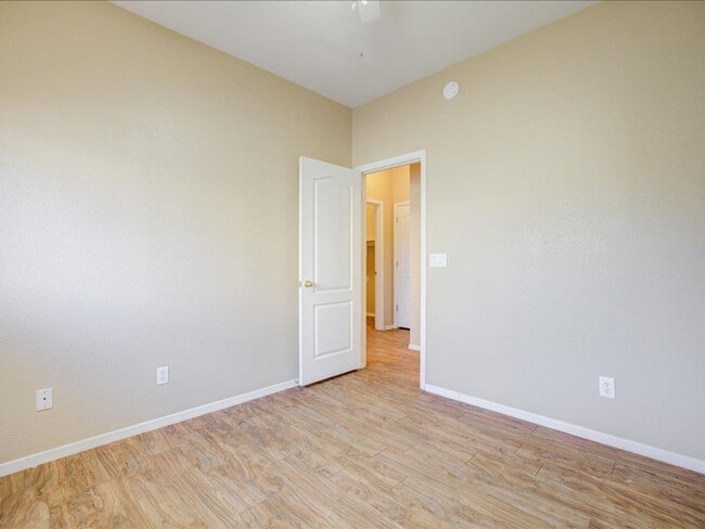 Building Photo - 3 Bedroom 2 Bathroom