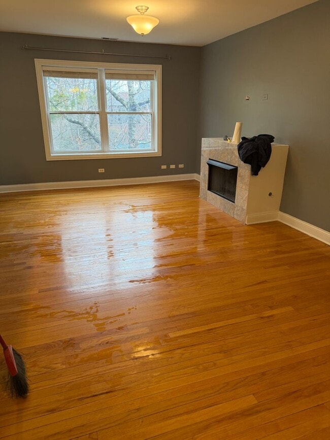 Building Photo - Rogers Park Gem with in-unit Laundry